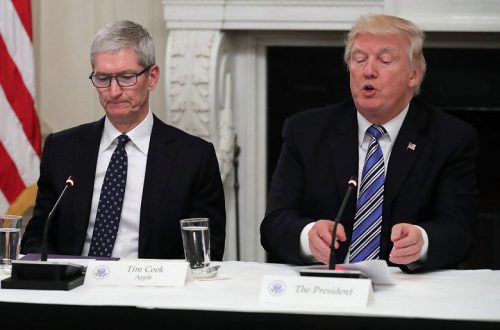 Мы вам постоянно помогаем, а вы… Трамп обиделся на Apple