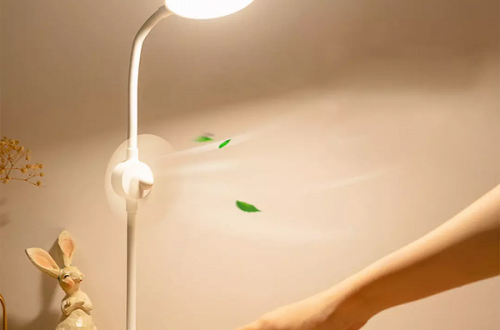 На площадке Xiaomi Youpin представлена настольная лампа Midea со встроенным вентилятором и зеркалом для макияжа