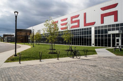 Компания Tesla показала аппарат ИВЛ, в котором по максимуму используются детали ее электромобилей