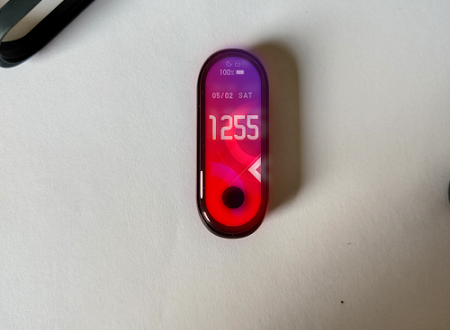 Потенциальный умный браслет Xiaomi Mi Band 5 на живых снимках во всей красе. Почти безрамочный и в рабочем состоянии